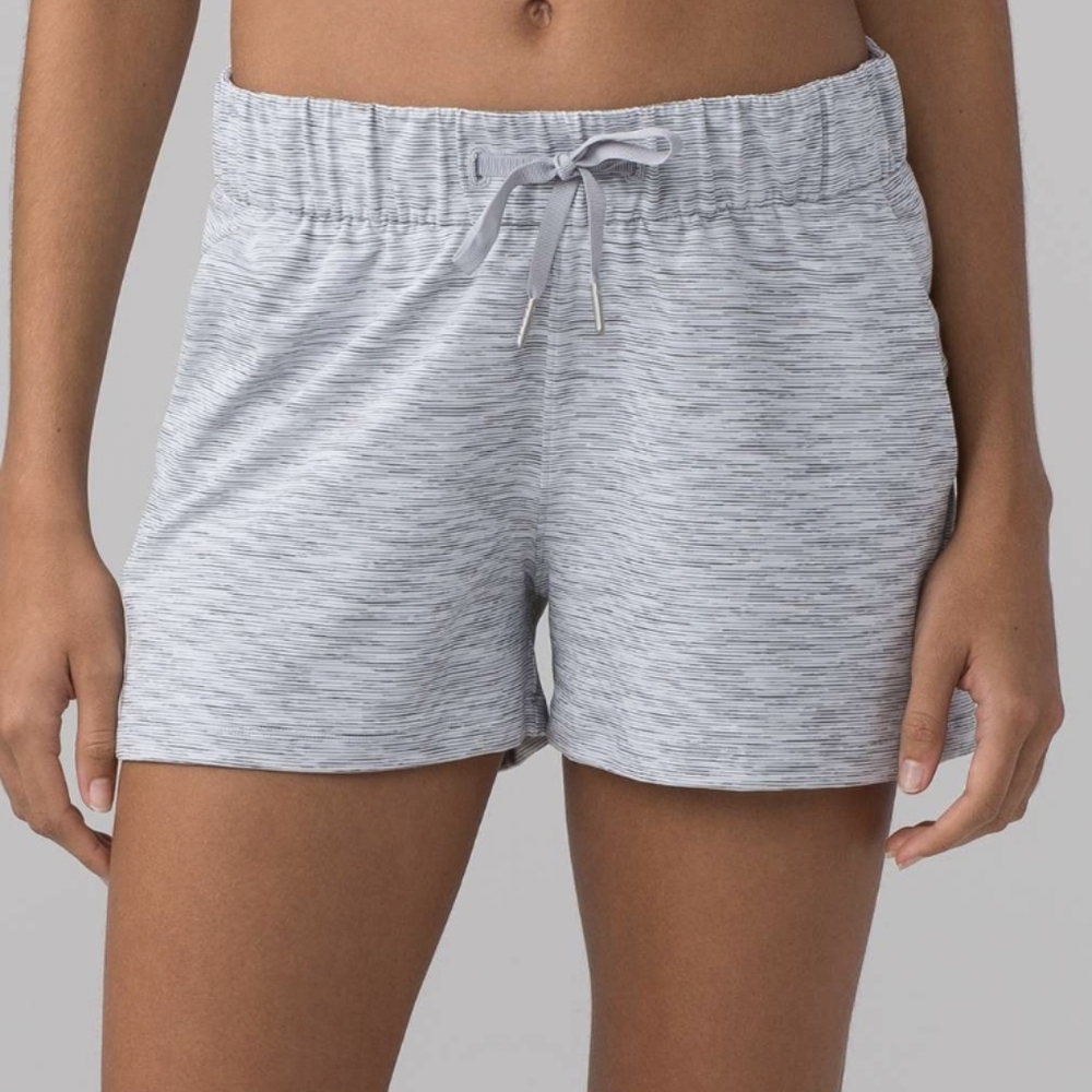 Lululemon woman on the fly short 2.5" white and gray size 4